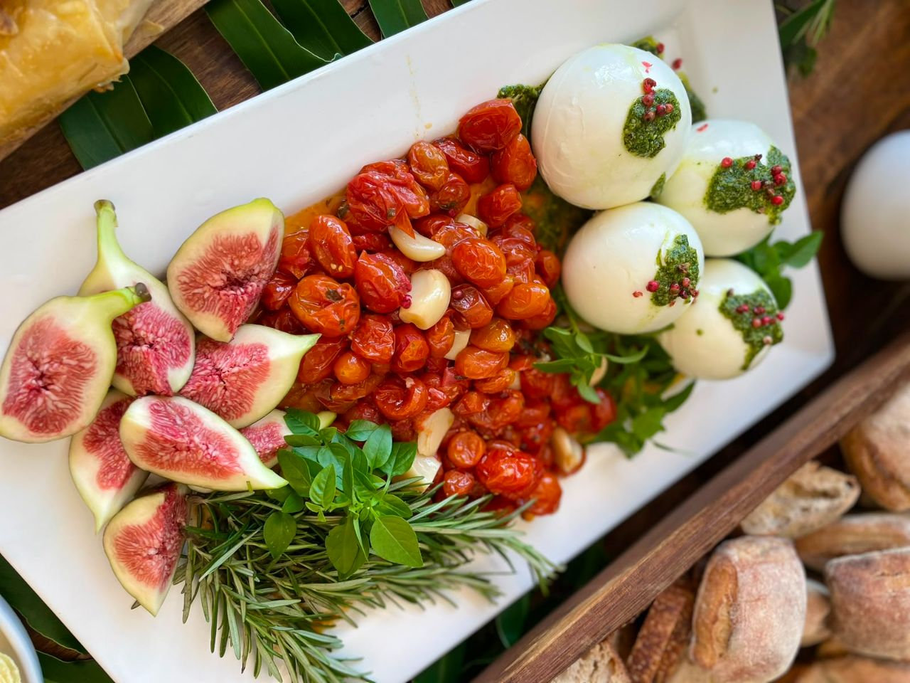 Tábua de burrata, figos e antepastos para eventos