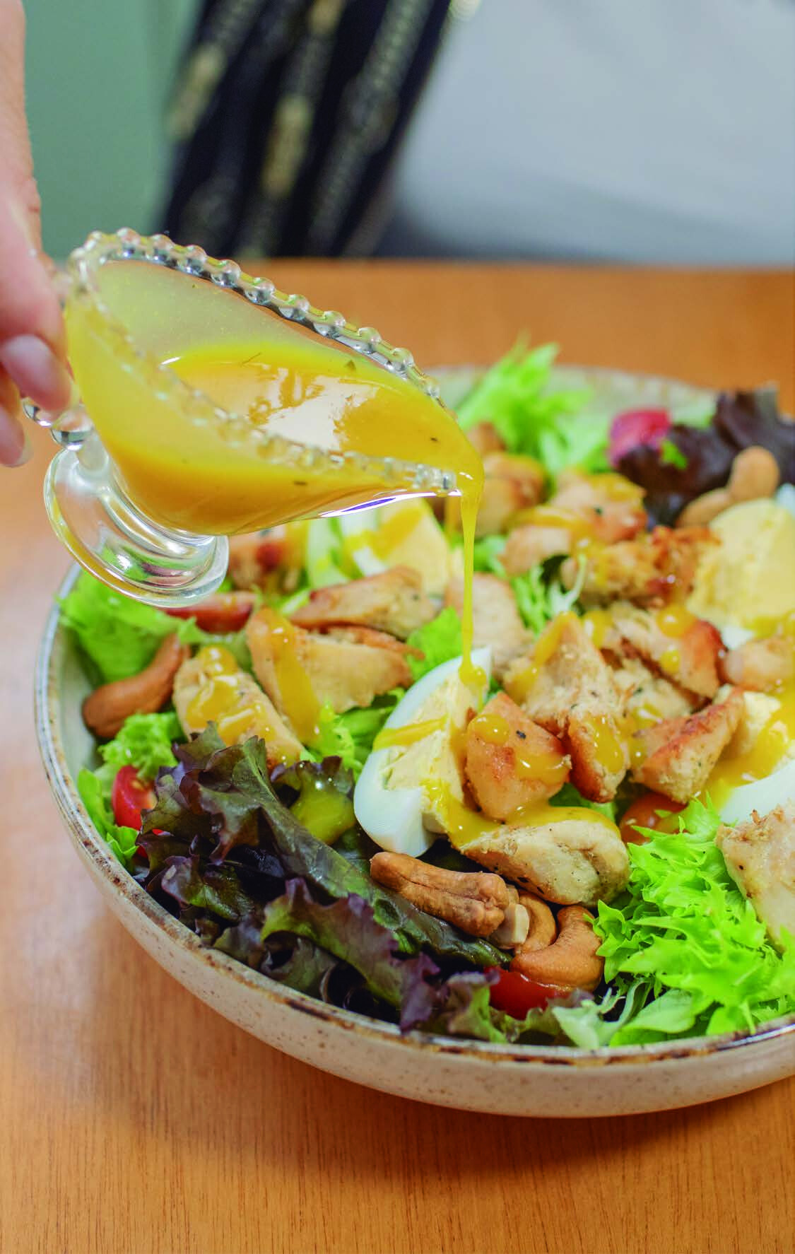 Salada de frango fresca servida no almoço da Boutique Café Araucária