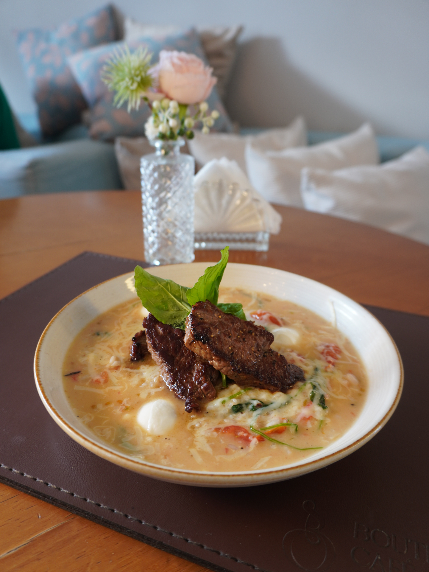 Filé mignon grelhado com risoto cremoso servido no almoço da Boutique Café Araucária